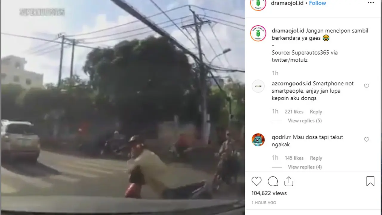 kecelakaan kembali terjadi karena seorang pengendara motor nekat menerima telepon saat tengah berkendara
