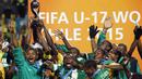 Selebrasi para pemain Nigeria dengan medali dan trofi juara setelah mengalahkan Mali pada laga final Piala Dunia U-17 2015 di Sausalito Stadium, Vina del Mar, Cile (8/11/2015). Nigeria menjadi negara dengan raihan trofi Piala Dunia U-17 terbanyak hingga kini. Dari delapan kali lolos ke final, Nigeria sukses 5 kali menjadi kampiun, termasuk edisi perdana 1985, 1993, 2007, 2013 dan 2015. Kegagalan Nigeria di partai final terjadi pada 1987, 2001 dan 2009. (AFP/Photosport/Marcelo Hernandez)