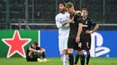 Bek Real Madrid, Sergio Ramos, bersama bek Borussia Monchengladbach, Nico Elvedi, usai pertandingan Liga Champions di Borussia Park, Rabu (28/10/2020) dini hari WIB. Real Madrid bermain imbang 2-2 lawan Borussia Monchengladbach. (AFP/Ina Fassbender)