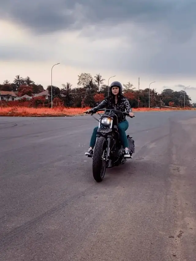 6 Gaya Aura Kasih Naik Moge Ini Keren, Curi Perhatian