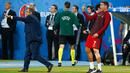  Cristiano Ronaldo bersama pelatihnya Fernando Santos mengintruksikan para pemain saat laga final Euro 2016 antara Portugal vs Prancis di Stade de France, Saint-Denis, Paris, Prancis, (10/7). Portugal menang 1-0 atas Prancis. (REUTERS/Michael Dalder)