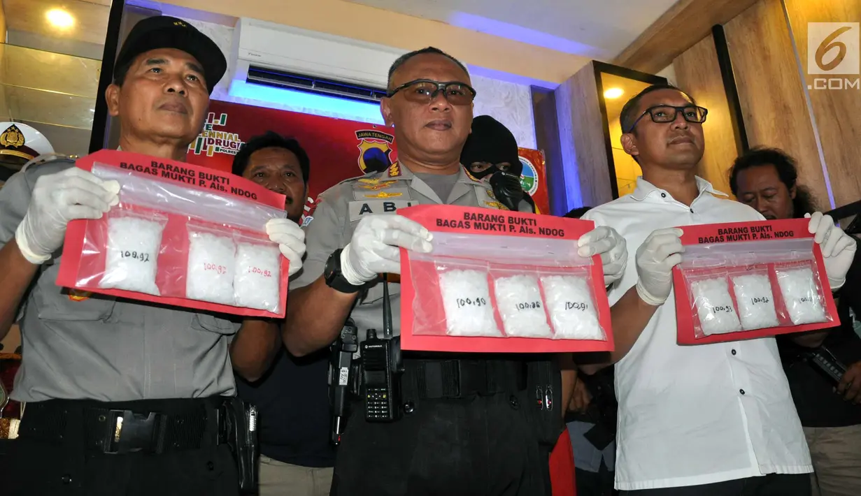 Polisi menunjukkan barang bukti 1,3 kg sabu-sabu pada rilis narkoba di Patwal Simpanglima Semarang, Minggu ( 17/3). Unit Satuan Narkoba Polsek Pedurungan Semarang menangkap kurir narkoba di Perumahan Plamongan Hijau Semarang. (Liputan6.com/Gholib)