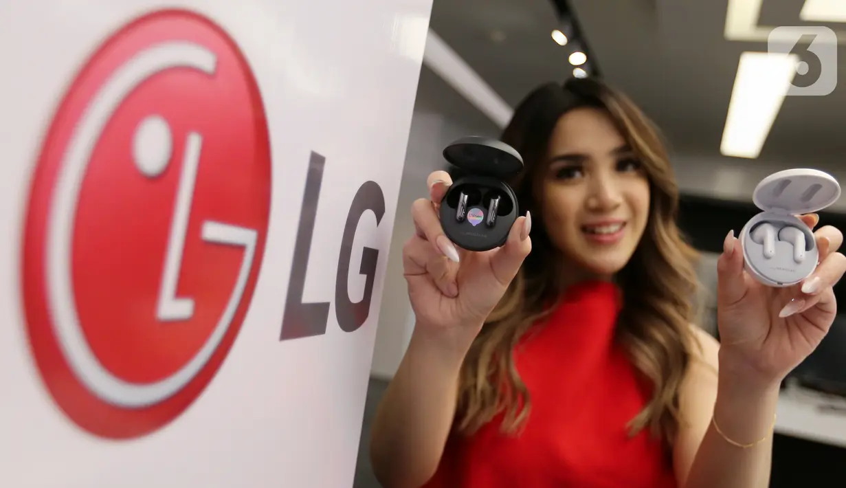 Model menunjukkan headphone LG TONE  Free di Jakarta, (23/03/2022). Pada seri FP8 memiliki kelengkapan UVNano dalam wadahnya dan membuat perangkat memperoleh penyinaran jenis ultra violet untuk mengeliminasi kemungkinan melekatnya bakteri maupun partikel berbahaya. (Liputan6.com/Fery Pradolo)