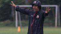Pelatih Persija Jakarta, Muhamad Zein Al Hadad, memberikan instruksi kepada anak asuhnya saat berlatih jelang laga Torabika Soccer Championship 2016 melawan PS TNI di Lapangan Villa 2000, Tangerang Selatan, Rabu (12/10/2016). (Bola.com/Vitalis Yogi Trisna