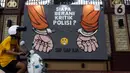 Warga melintas di depan mural berisi kritik terhadap kinerja polisi di Lapangan Bhayangkara Mabes Polri, Jakarta, Minggu (31/10/2021). Sejumlah mural berisi kritik terhadap polisi dipamerkan usai mengikuti ajang Mural Festival 2021 Piala Kapolri 2021. (Liputan6.com/Helmi Fithriansyah)