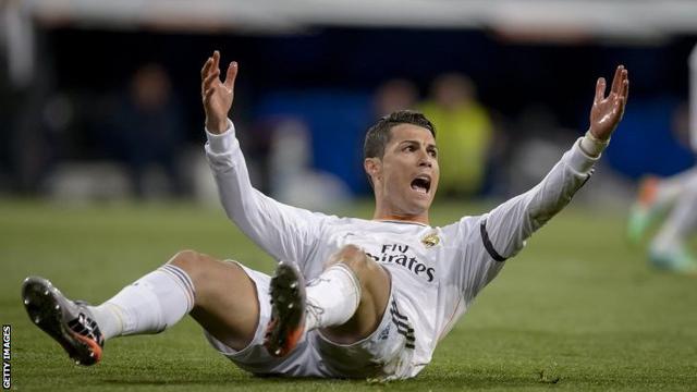 10 Pesepak Bola yang Lihai 'Menyelam'