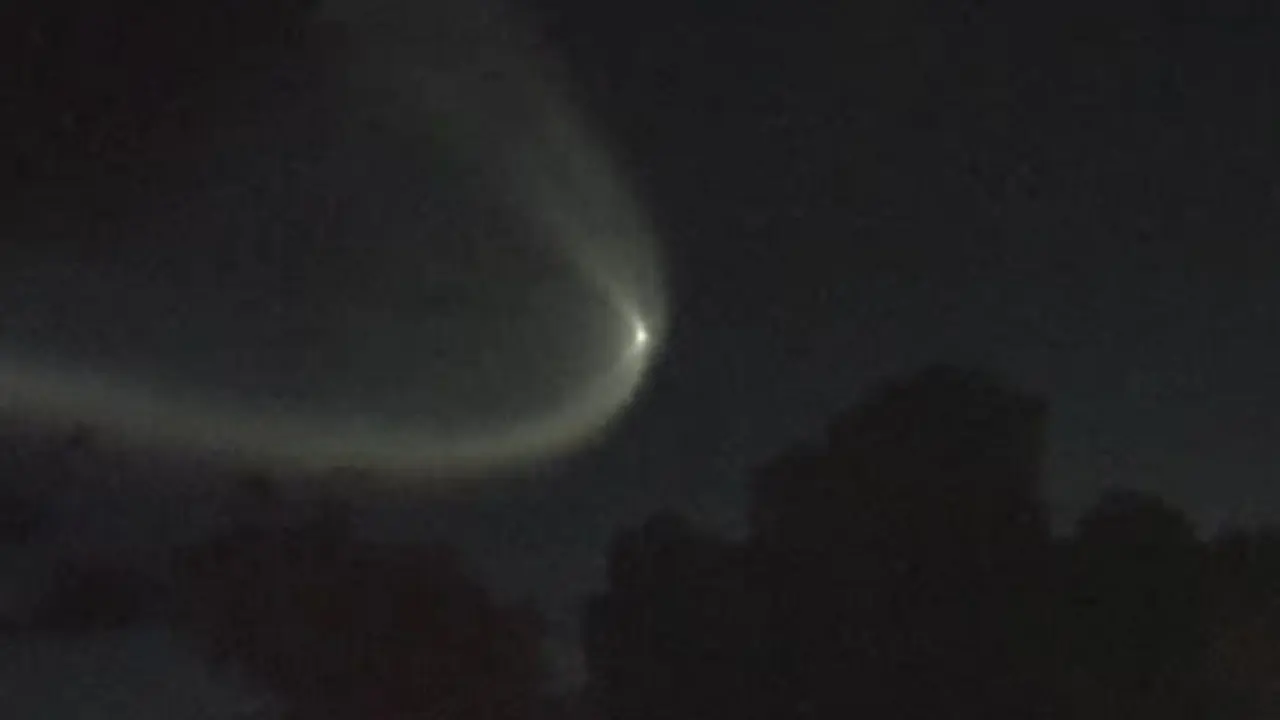 UFO Bercahaya Terbang di Langit Malam Gegerkan Masyarakat