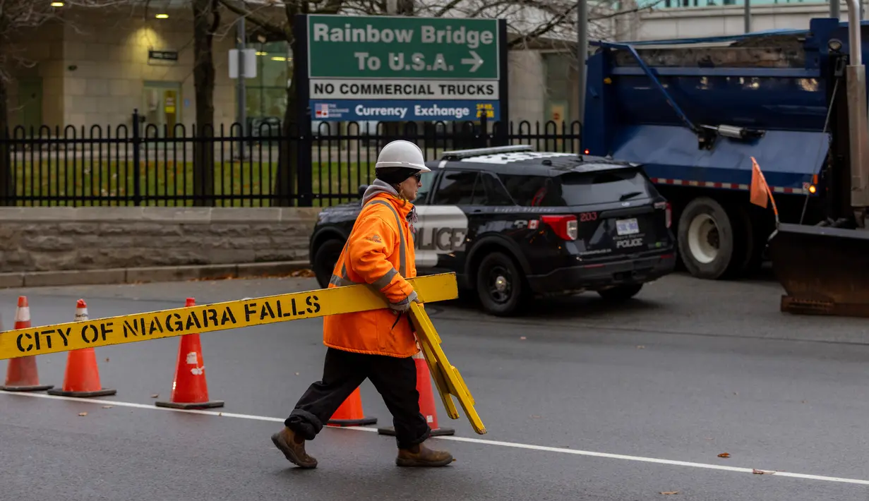 Rainbow Bridge menghubungkan New York, AS dengan Ontario, Kanada. Ada dua jembatan lain yang terhubungkan, Jembatan Lewiston-Queenston dan Whirlpool. (Carlos Osorio/The Canadian Press via AP)