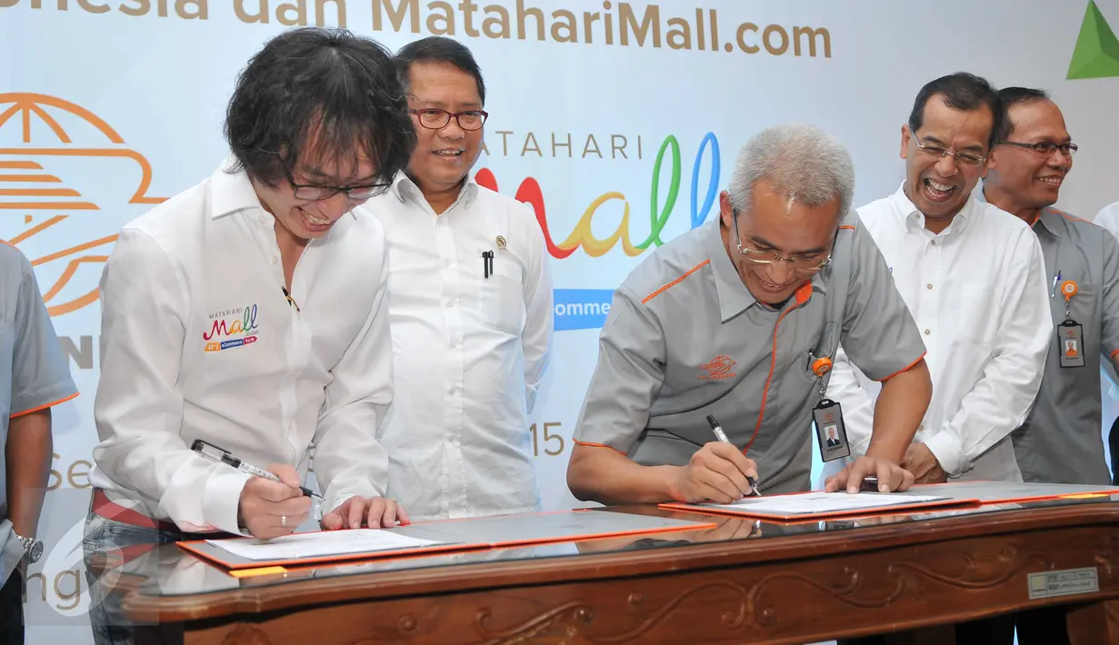 CEO MatahariMall.com Hadi Wenas dan Direktur Utama PT Pos Indonesia Gilarsi WS menandatangi surat perjanjian MOU di Jakarta, (7/12). MatahariMall.com beserta PT. Kantor pos bekerja sama yakni Online-to-Offline. (Liputan6.com/Gempur M Surya)