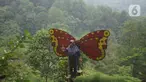 Pengunjung menikmati suasana kawasan wisata Gunung Bunder, Bogor, Jawa Barat, Minggu (15/11/2020). Meskipun pandemi covid-19 belum berakhir, namun sejumlah lokasi wisata mulai dipadati pengunjung dengan tetap menerapkan protokol kesehatan. (Liputan6.com/Immanuel Antonius)
