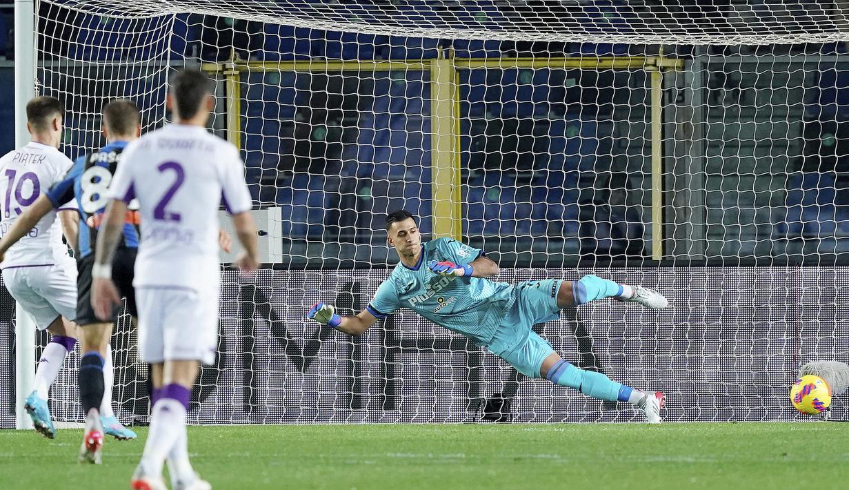 Sementara Fiorentina berhasil menang 3-2 saat bertandang ke markas Atalanta. Fiorentina unggul 1-0 terlebih dahulu melalui eksekusi penalti Kryzsztof Piatek pada menit ke-9. Penalti diberikan usai wasit meninjau ulang VAR akibat insiden pelanggaran di dalam kotak penalti. (LaPresse via AP/Spada)
