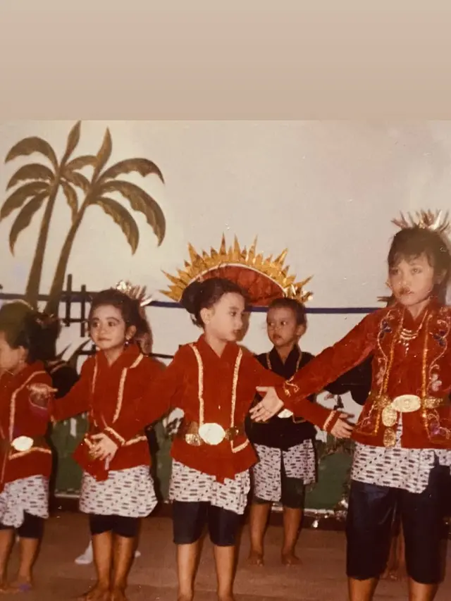 7 Potret Masa Kecil Sheila Dara Aisha Ini Tampil Judes dan Menggemaskan