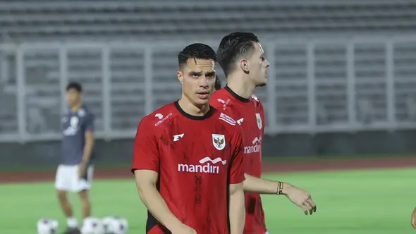 Joey Pelupessy, dan Justin Hubner menjalani sesi latihan bersama Timnas Indonesia di Stadion Madya, GBK, Jakarta, Minggu (23/3/2025). (Bola.com/M. Iqbal Ichsan)