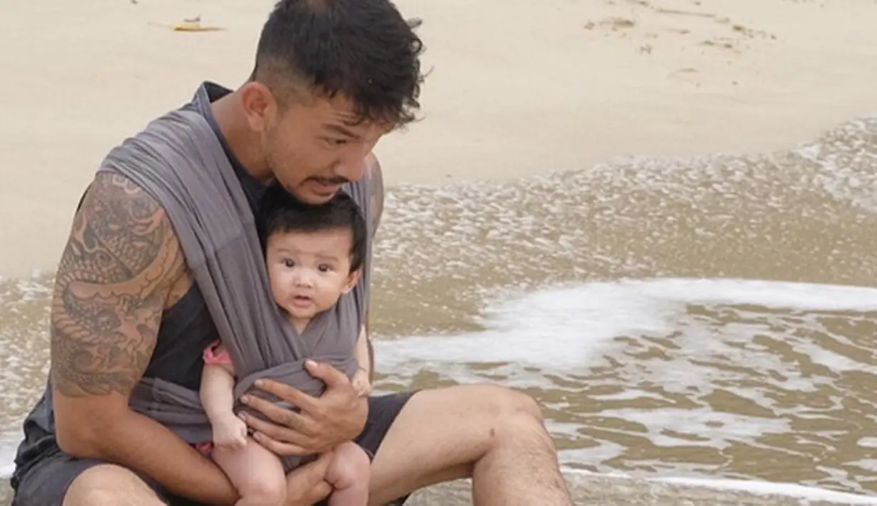 Dalam media sosialnya, Rio Dewanto banyak mengungah foto bersama buah hatinya, Salma. Anak pertama dari pernikahannya dengan Atiqah Hasiholan. Tidak sedikit yang menyebut ayah seorang anak itu hot daddy. (Instagram/riodewanto)