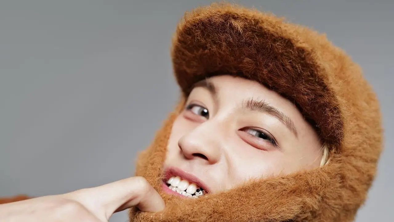 Mark tampak keren dengan kostum dan aksesoris untuk single comeback terbarunya