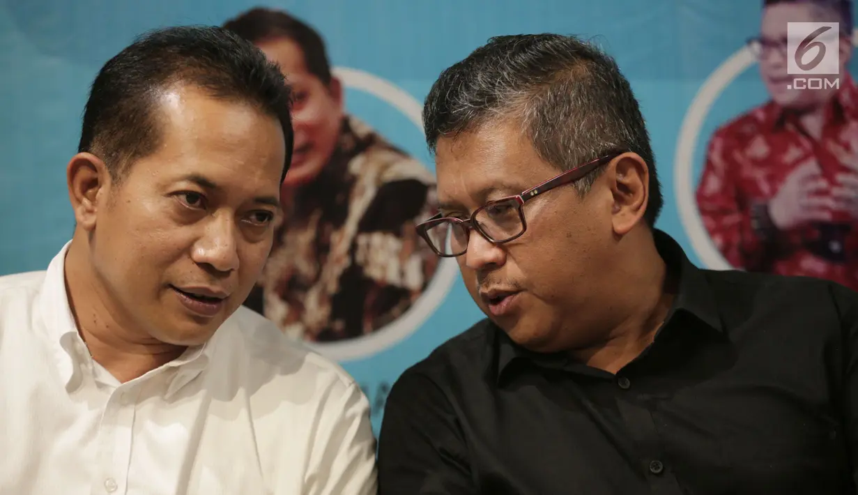 Wakil Ketua Umum Partai Gerindra, Ferry Jualiantono (kiri) berbincang bersama Sekjen PDIP,Hasto Kristiyanto saat gelaran diskusi di Jakarta, Selasa (30/4/2019). Diskusi membahas Menakar Kedewasaan Demokrasi Indonesia. (Liputan6.com/HelmiFithriansyah)