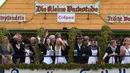 Anggota dewan melambai dari balkon saat pembukaan festival bir terbesar di dunia Oktoberfest ke-185 di Munich, Jerman, Sabtu (22/9). (Christof STACHE/AFP)