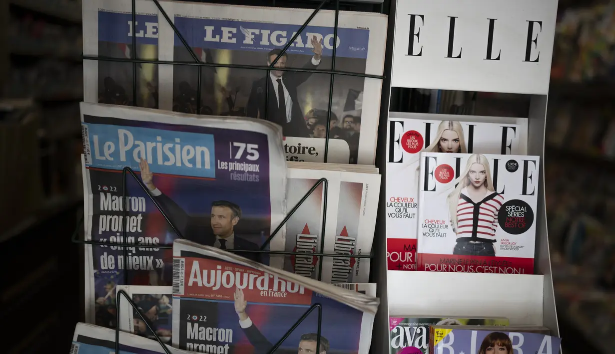 <p>Koran-koran yang memberitakan kemenangan Presiden Prancis Emmanuel Macron dalam pemilihan presiden tergambar di Marseille, Prancis selatan, Senin (25/4/2022). Emmanuel Macron akhirnya berhasil memperpanjang masa jabatannya sebagai Presiden Prancis hingga lima tahun ke depan pada hari Minggu, setelah mengalahkan kandidat dari partai sayap kanan Marine Le Pen. (AP Photo/Daniel Cole)</p>
