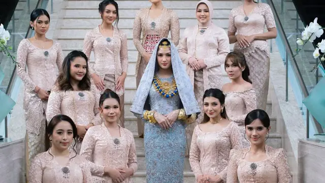 Nuansa Minang di pernikahan Ochi Rosdiana. (credit: instagram.com/thepotomoto)