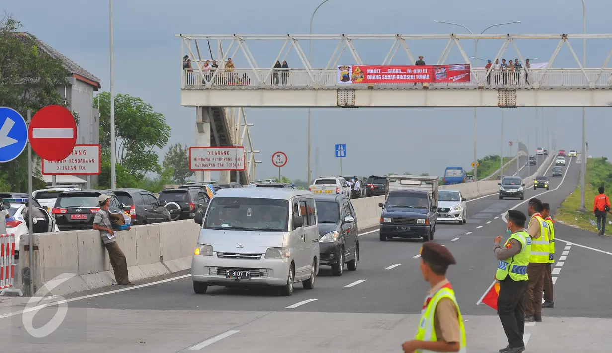 Sejumlah Petugas saat mengatur lalu lintas di jalur keluar tol Berebes, Jawa Tengah, Jumat (23/12) Hingga saat ini belum terjadi antrian panjang hingga menuju jalur pantura Berebes. (Liputan6.com/Angga Yuniar)