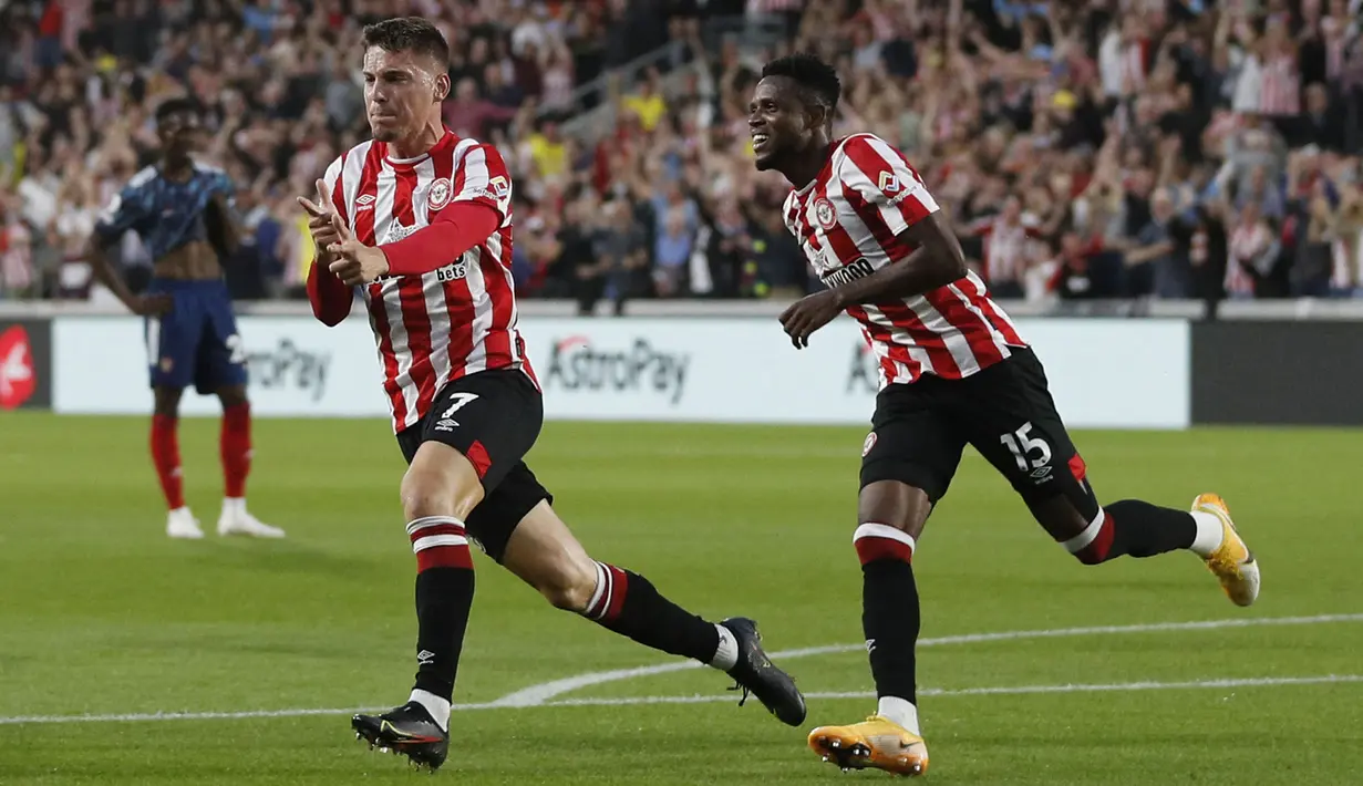 Brentford selaku tuan rumah langsung tampil menekan dari awal babak pertama. Hasilnya, Sergi Canos langsung menjadi keran gol bagi Brentford di menit ke-22. Ia sukses mengkonversi umpan Ethan Pinnock untuk mengubah papan skor menjadi 1-0. (Foto: AFP/Adrian Dennis)