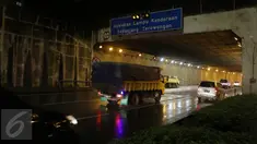 Sejumlah kendaraan melintasi ruas Tol JORR tepatnya di terowongan Pasar Rebo, Jakarta, Senin (29/2) malam. Kemacetan panjang terjadi sepanjang 15 kilometer arah ke Kampung Rambutan akibat jalan yang kembali berlubang. (Liputan6.com/Herman Zakharia)