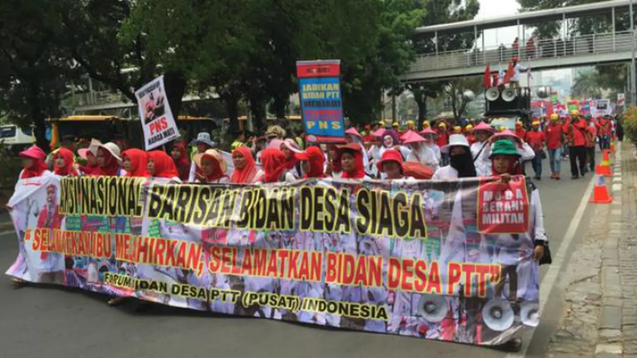 Ribuan Bidan Desa Demonstrasi di Depan Istana Merdeka