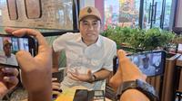 Amiruddin Lili, kuasa hukum IPT (32), oknum guru sekaligus wali kelas di SD Inpres Mangga Tiga, Kecamatan Biringkanaya, Makassar, angkat bicara usai kliennya ditetapkan sebagai tersangka kasus dugaan kekerasan seksual terhadap siswinya, SKA (12). (Liputan6.com/ Fauzan)