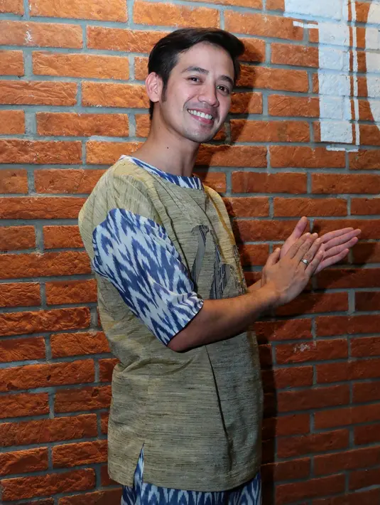 "Karena orang lihat gua sebagai badut. Gua mau dilihat sebagai aktor. Awal mula jadi aktor terus presenting, kembali ke aktor," kata Tarra Budiman di CGV Blitz Grand Indonesia, Jakarta Pusat, Senin (31/7) malam. (Adrian Putra/Bintang.com)