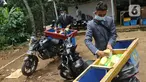 Penjual tahu dengan pakaian seperti pekerja kantoran menata dagangannya di pabrik tahu kawasan Sukaraja, Kabupaten Bogor, Senin (14/12/2020). Ide ini dilakukan untuk menunjukkan bahwa pekerja industri rumahan juga bisa bekerja dengan rapih dan bersih. (Liputan6.com/Herman Zakharia)