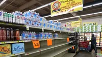 Sebuah rak yang biasanya terisi air mineral terlihat kosong di sebuah toko Piggly Wiggly di Panama City, Florida, Selasa (5/9). Florida mengumumkan keadaan darurat di negara bagian jelang diterjang badai Irma. (Patti Blake/News Herald via AP)