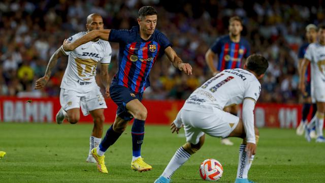 Foto: Lewandowski Pecah Telur dan Sabet Gelar MVP saat Barcelona Lumat UNAM Pumas di Joan Gamper Trophy 2022