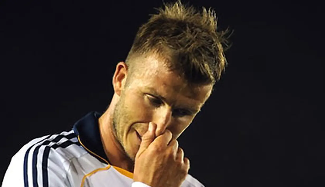 Reaksi dari bintang Los Angeles Galaxy asal Inggris, David Beckham dalam pertandingan LA Galaxy vs Barcelona di Rose Bowl, Pasadena, 1 Agustus 2009. Barcelona menang 2-1. AFP PHOTO/GABRIEL BOUYS