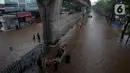 Suasana Jalan Kapten Tendean yang terendam banjir, Jakarta, Sabtu (20/2/2021). Banjir yang disebabkan curah hujan tinggi memutus akses lalu lintas di Jalan Kapten Tendean. (merdeka.com/Imam Buhori)