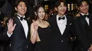 <p>Hong Xa Bin, Kim Hyoung-seo, Song Joong-ki, dan Kim Hyoung-seo berpose bersama. Mereka memperlihatkan senyum yang cerah. (Photo: Joel C Ryan/Invision/AP)</p>