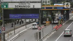 Kendaraan memasuki gerbang tol Semanggi 2 di Jakarta, Rabu (9/2/2022). PT Jasa Marga berencana menaikkan tarif tol dalam kota pada ruas Tol Cawang-Tomang-Pluit dan Cawang-Tanjung Priok-Ancol Timur-Jembatan Tiga/Pluit sebesar Rp500. (Liputan6.com/Johan Tallo)