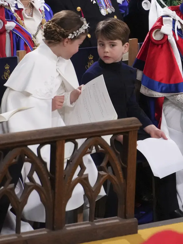 Putri Charlotte dan Pangeran Louis di penobatan Raja Charles III. (Victoria Jones/Pool via AP)