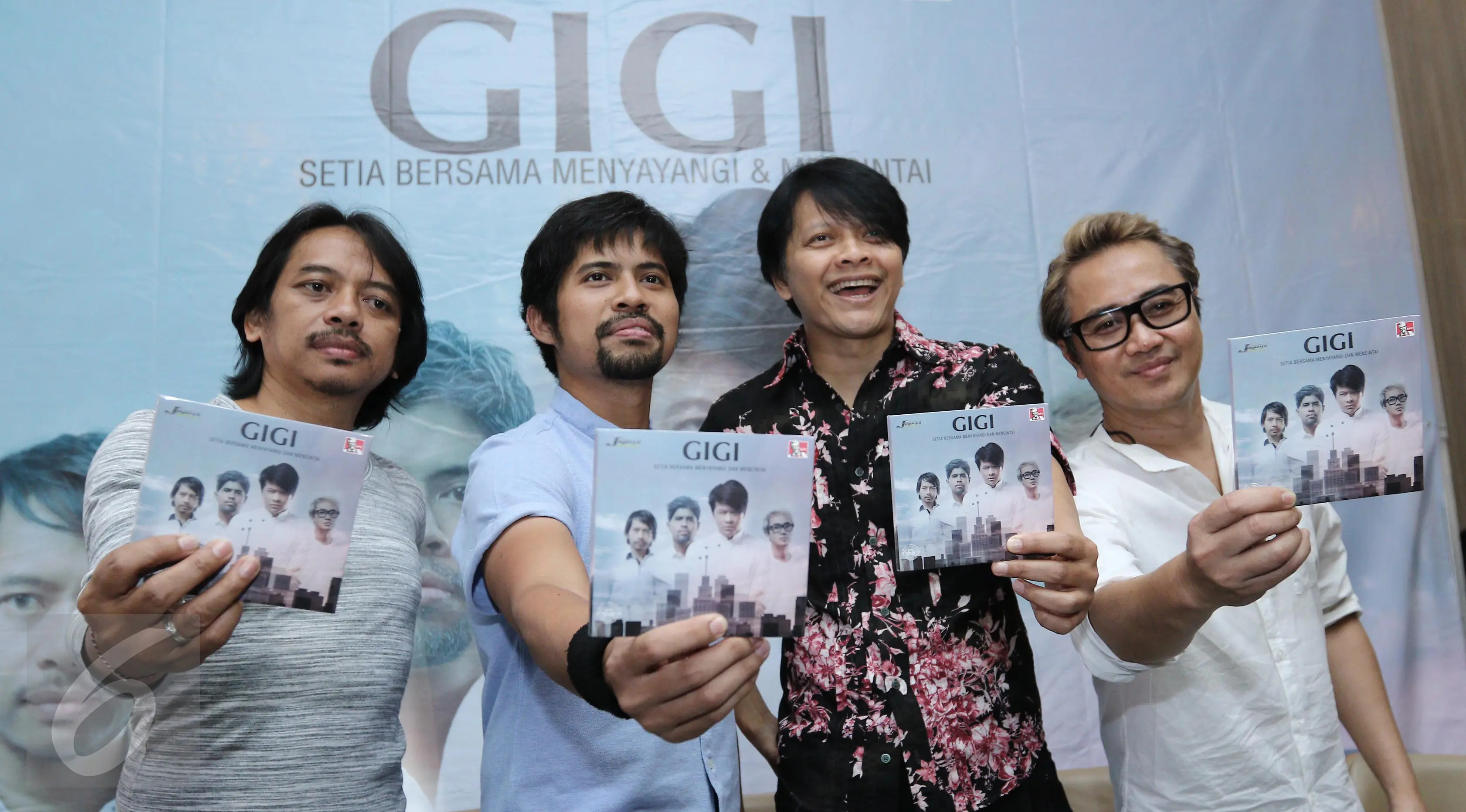 Personil band GIGI berpose dengan albumnya seusai peluncuran album religi ke-9 di kawasan Kemang, Jakarta, Senin (15/5). Band GIGI launching album religi ke-9 bertajuk 