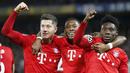 Para pemain Bayern Munchen merayakan kemenangan atas Chelsea pada laga Liga Champions di Stadion Stamford Bridge, Selasa (25/2/2020). Chelsea takluk 0-3 dari Bayern Munchen. (AP/Frank Augstein)