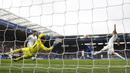Pemain Leicester City, Marc Albrighton mencetak gol keempat ke gawang Swansea City dalam laga Liga Inggris di Stadion King Power, Minggu (24/4/2016) malam WIB. (Action Images via Reuters/Jason Cairnduff)