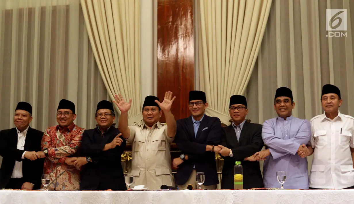 Pasangan bakal calon presiden dan wakil presiden Prabowo Subianto dan Sandiaga Uno berjabat tangan dengan pimpinan partai koalisi saat menyampaikan pernyataan politik perihal kondisi ekonomi terkini di Jakarta, Jumat (7/9). (Liputan6.com/Johan Tallo)