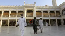 Umat Muslim&nbsp;membawa barang bawaannya setibanya untuk melakukan ibadah itikaf di sebuah masjid, di Karachi, Pakistan, Jumat (22/4/2022). Itikaf adalah adalah tinggal atau menetap di dalam masjid dengan niat beribadah untuk mendekatkan diri kepada Allah pada sepuluh hari terakhir Ramadhan. (AP Photo/Fareed Khan)