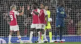 Penyerang Arsenal Leandro Trossard disemangati oleh rekan setimnya setelah mencetak gol ke gawang wakil Belanda PSV Eindhoven pada matchday pertama Grup B Liga Champions 2023/2024 di Stadion Emirates pada Kamis (21/9/2023) dini hari WIB. (AP Photo/Kin Cheung)