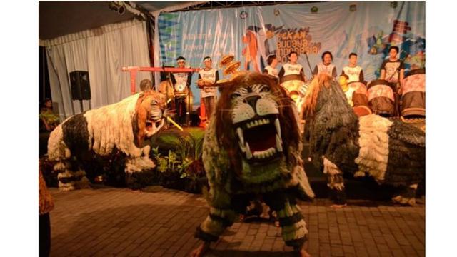 Pementasan Tari Singo Ulung bercerita tentang berdirinya desa Blimbing.