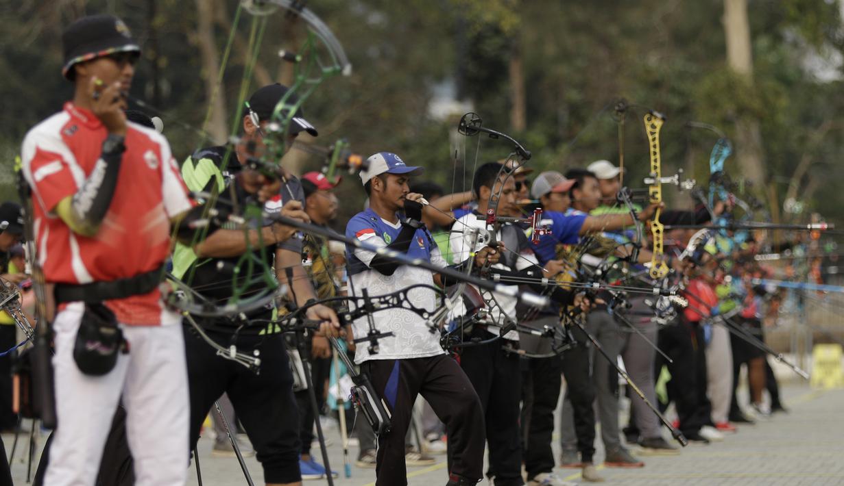 Pepanah compound beregu bersiap saat mengikuti Kejuaraan Nasional Panahan Prakualifikasi PON XX/2020 di Lapangan Panahan, Senayan, Jakarta, Selasa (24/9). Sebanyak 516 pepanah dari 30 provinsi bersaing untuk bisa lolos ke PON 2020 Papua. (Bola.com/Yoppy Renato)