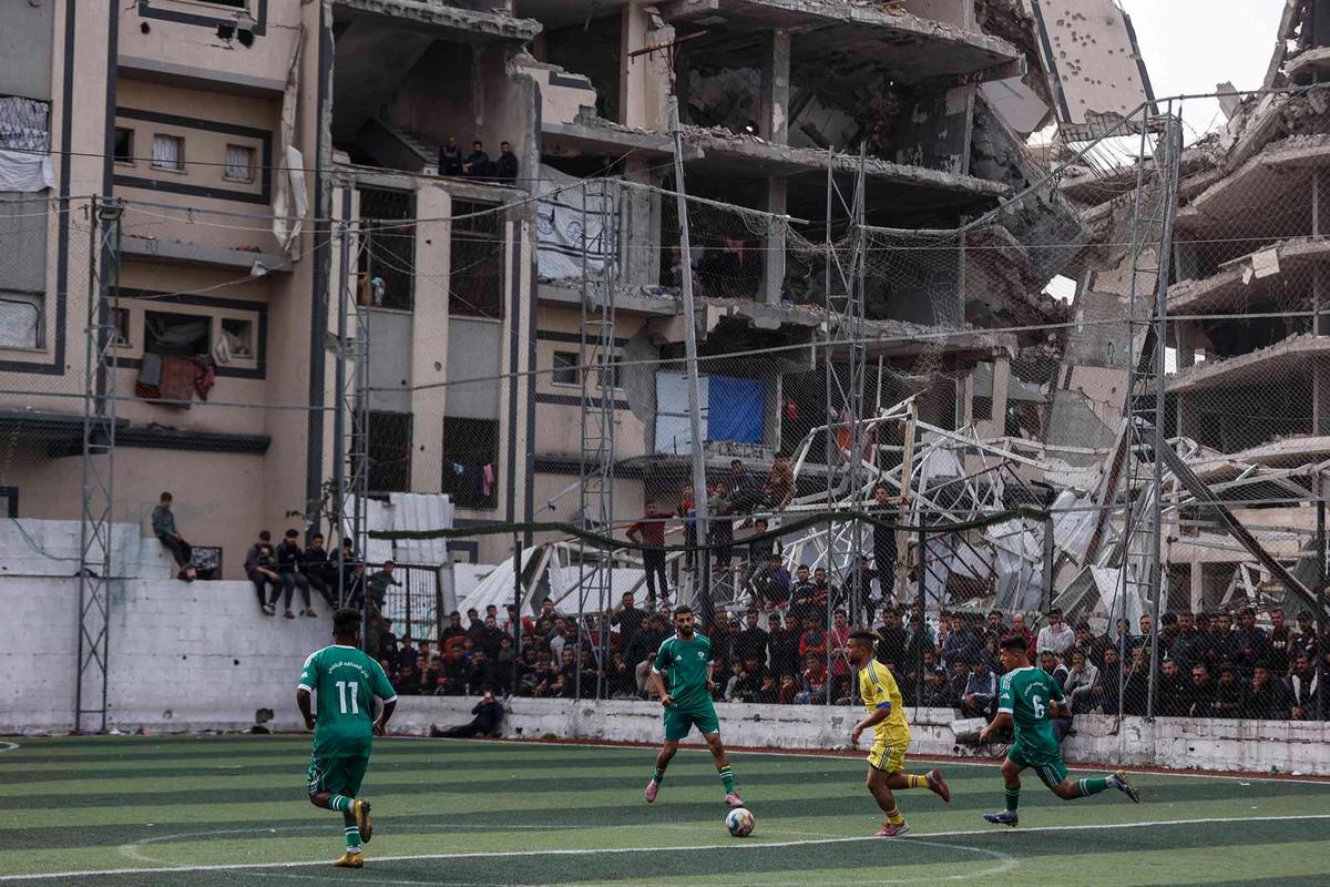 FOTO: Sepak Bola Hidupkan Harapan di Reruntuhan Gaza
