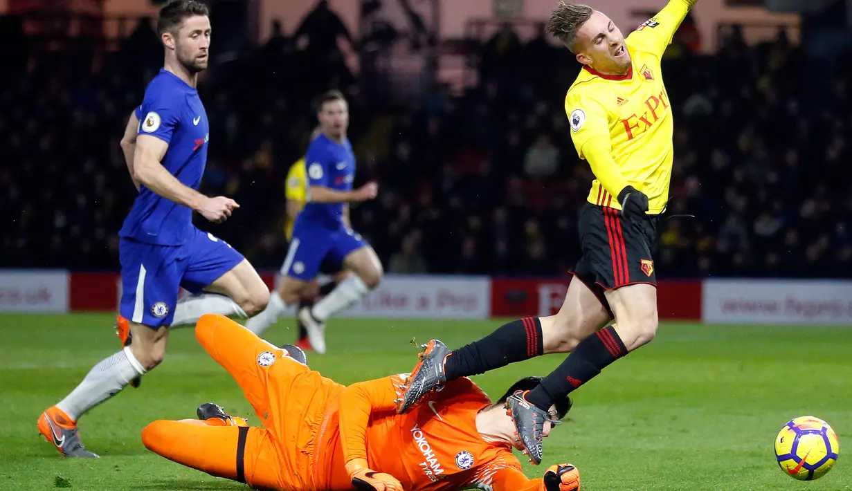 Kiper Chelsea Thibaut Courtois melakukan pelanggaran terhadap pemain Watford Gerard Deulofeu saat pertandingan Liga Inggris di stadion Vicarage Road, London (5/2). Chelsea menelan kekalahan 1-4 ketika melawat ke markas Watford. (AP Photo / Frank Augstein)