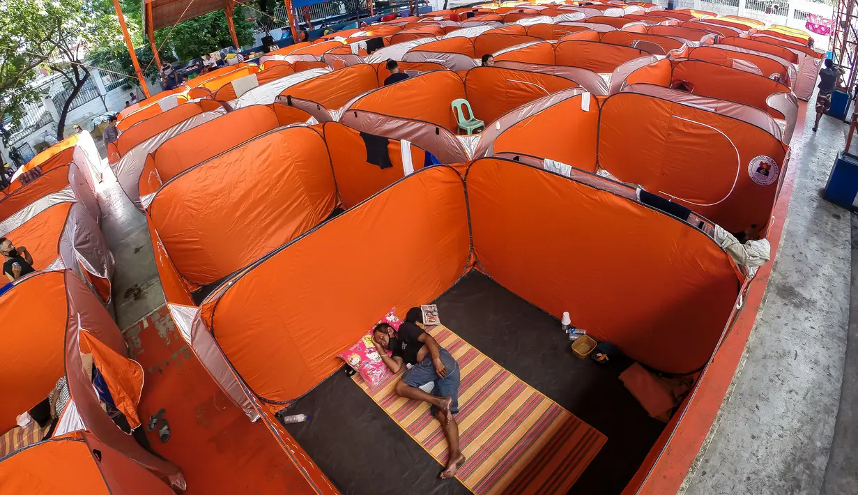 Warga tidur di tenda modular yang didirikan bagi kaum tunawisma guna menghentikan penyebaran COVID-19 di sebuah lapangan basket beratap di Manila, 23 Maret 2020. Jumlah kasus infeksi virus corona meningkat menjadi 501, menurut Otoritas kesehatan Filipina, pada Selasa (24/3). (Xinhua/Rouelle Umali)