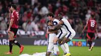 Pemain Tottenham, Kevin Danso, Archie Gray, dan Cristian Romero (dari kanan), merayakan kemenangan final Liga Europa atas Manchester United di San Mames, Bilbao, Spanyol, Rabu, 21 Mei 2025. (AP Photo/Manu Fernandez)