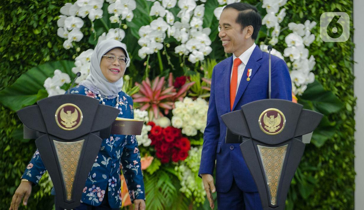 Presiden Joko Widodo (kanan) dan Presiden Singapura, Halimah Yacob melakukan konferensi pers bersama saat kunjungan kenegaraan di Istana Bogor, Jawa Barat, Selasa (4/2/2020). Dalam pertemuan tersebut kedua negara membahas kerjasama terutama dalam sektor bisnis. (Liputan6.com/Faizal Fanani)